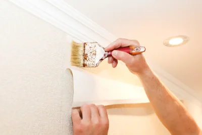 Pose de papier peint à Sossais — revêtements muraux et toiles de verre